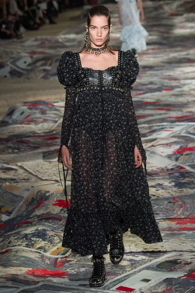 Look 16